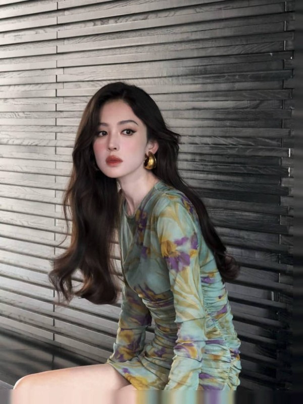 娜扎的白皙美腿超吸睛。