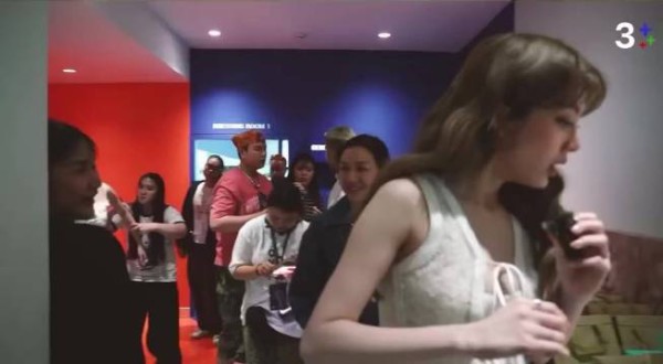 小Orm:妈妈,可以帮我拍张照片吗~~ Ling:小心哦(直接把小Orm搂过来了)