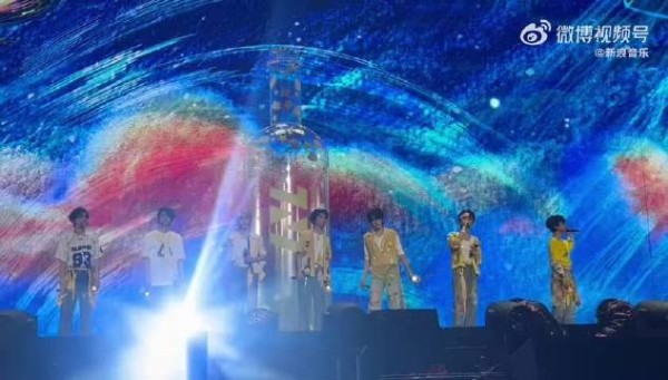 时代少年团七人举应援棒许愿瓶前定格青春