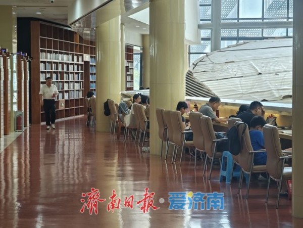 高温天里的“书香清凉”,济南图书馆成西客站片区热门打卡地