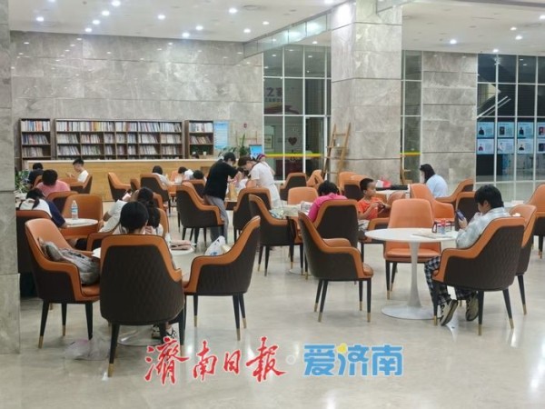 高温天里的“书香清凉”,济南图书馆成西客站片区热门打卡地