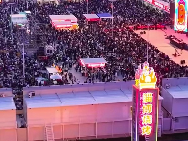 网红姜涛去淄博蹭热度发饮品，一个动作看出来他是真无耻