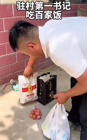人民日报点赞的“蹭饭书记”爆红！网红主播蹭热度，在吃掉最后的体面