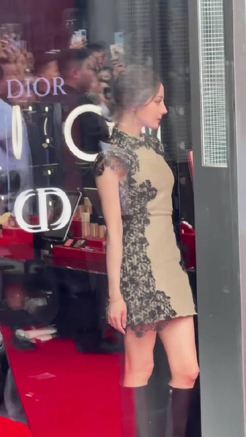迪丽热巴黑蕾丝短裙亮相三里屯,女粉惊叹侧颜绝美