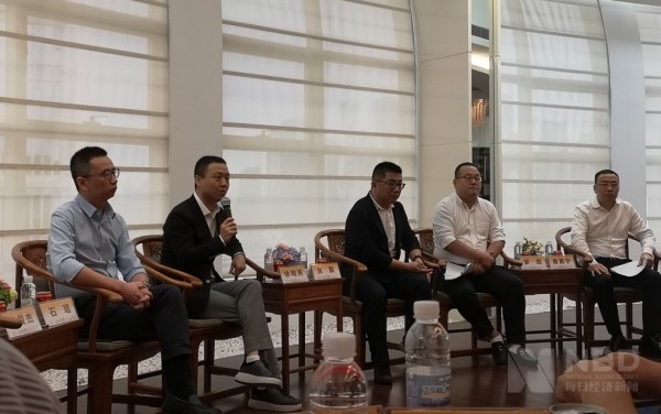 豫园股份管理层接受媒体采访。图片来源：每经记者 张晓庆 摄