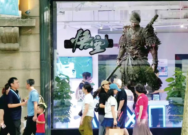 图为印有《黑神话：悟空》广告的电玩商店。我国首款3A游戏大作《黑神话：悟空》上线后，无数海内外玩家通过这款中国游戏，对西游世界中的人物设定、古风配乐、山河美景产生浓厚兴趣，进而开始关注中国的传统文化