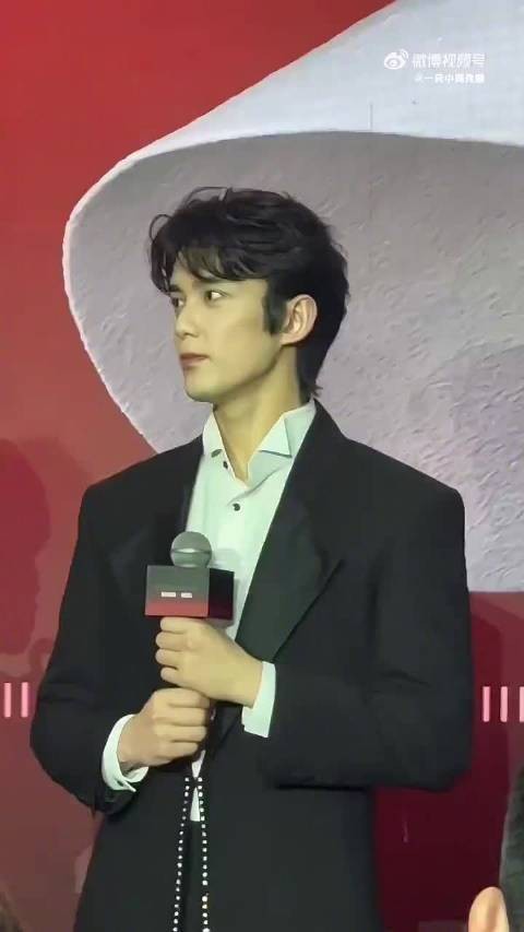 吴磊上海活动亮相，小麦肤色肌肉线条吸睛