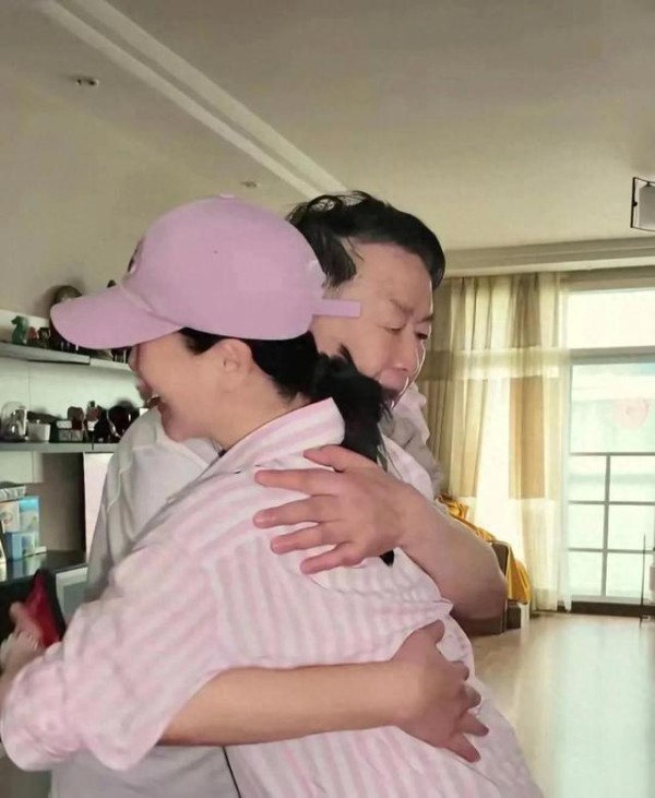 左小青回湖南晒老家日常，爸妈温情出镜，高颜值的一家令人羡慕
