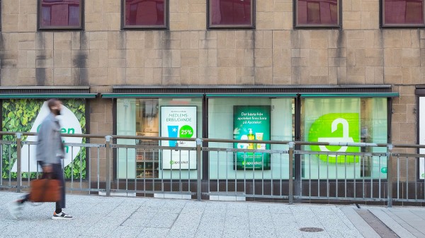 EWQ:n suuret infonäytöt ikkunassa ovat kirkkaita ja esittävät kampanjoita.