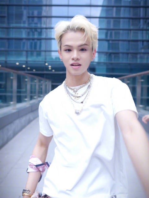 今日份男团C位哈哈哈