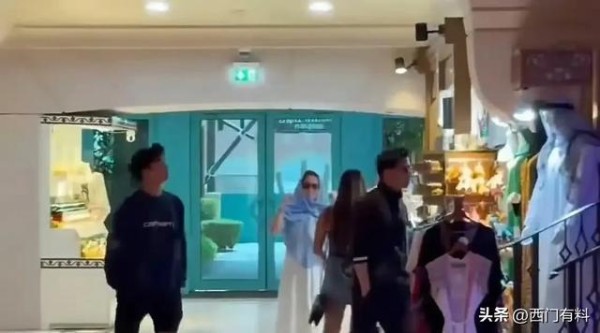 谢霆锋带大儿子迪拜度假 身高背影复制粘贴 儿子颜值被评没爸爸帅！