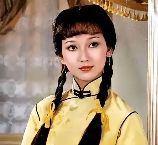 72岁赵雅芝去草原骑马，包着头巾坐在马背上英姿飒爽，像27岁少女