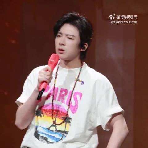 刘宇宁亮相东方风云榜献唱想你了