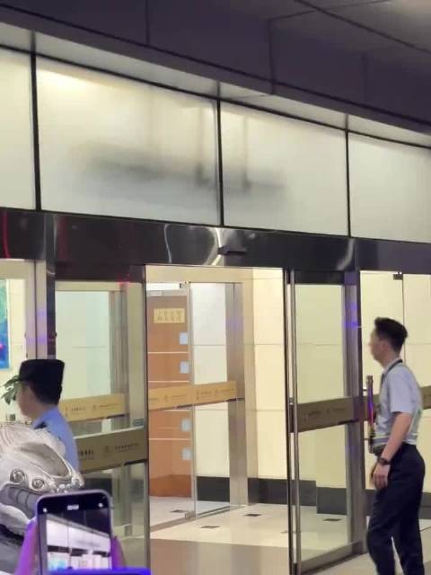 张艺兴生图曝光侧脸下颌线清晰笑容阳光