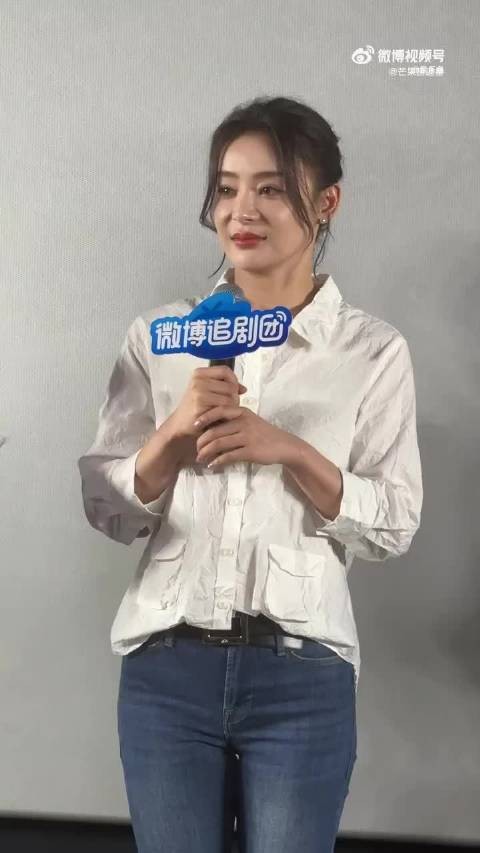 袁姗姗凌晨化妆泥地拍摄新戏《归队》