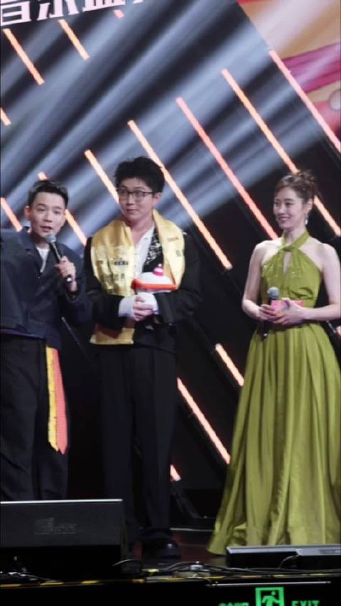 上海东方风云榜 上台感谢大家啰