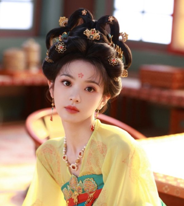 田曦薇《子夜归》被誉“内娱猫塑女明星第一人”，私服超有反差感
