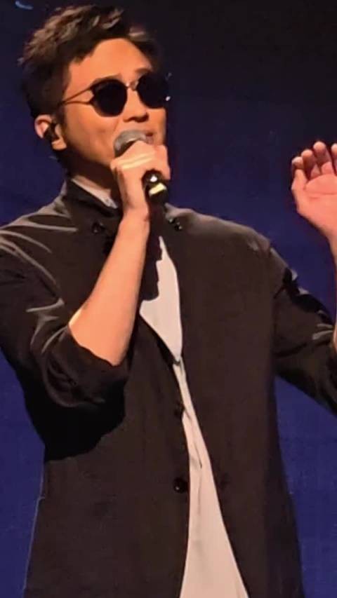 张智霖担任陈小春演唱会嘉宾唱《岁月如歌》，大仙终于知道自己是个歌手了！