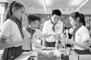 小学生设计快乐社区初中生拿“神器”答题
