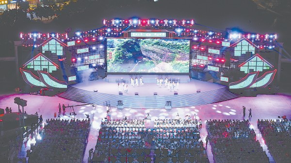 图为晚会现场。 本报记者 邱世同 摄