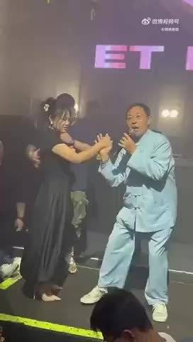 这女的真虎啊，对马老师居然下得去手