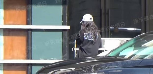 赵昭仪独自打车现身某公寓。