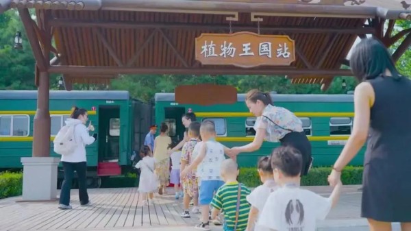 小朋友排队上小火车