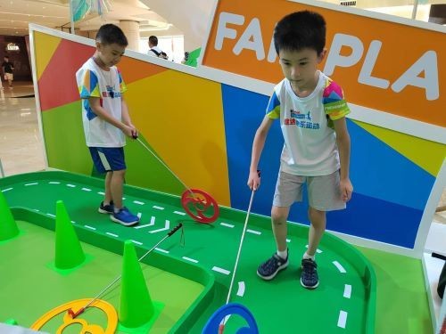 (丰富多样的趣味运动吸引孩子们 记者 姜煜 摄)