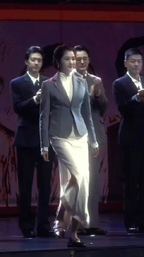 好多人说关晓彤穿衣服不性感 因为她一身正气