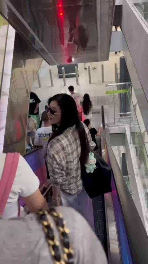 蒋欣杭州机场偶遇华妃造型引热议