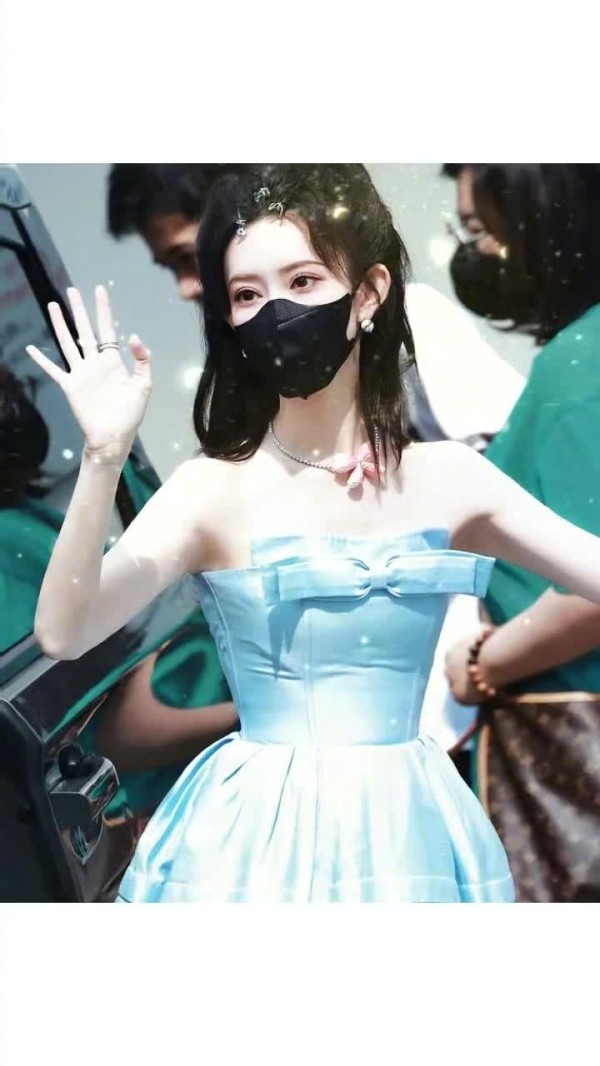 孟子义穿Jennie同款蓝裙亮相，与Jennie黑发造型风格迥异