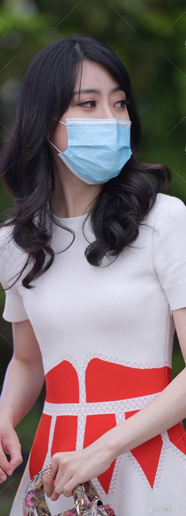 揭秘时尚圈新宠：白色伞状连衣裙，名媛风必备！