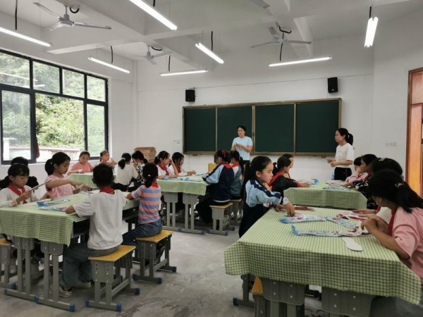 从江县城关第三小学开展课外兴趣小组活动
