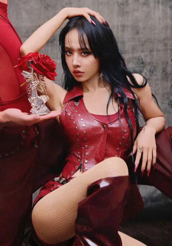 搜狐娱乐讯 近日，蔡依林的一组时尚大片爆出，图中蔡依林身着红色铆钉皮装，手搭头顶，妆容精致，眼神冷艳。