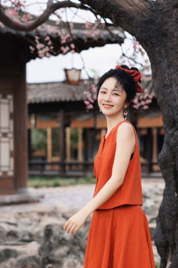 谭松韵浅笑望向镜头，青春靓丽。