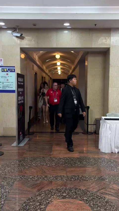 赵心童赛后携手女友，郎才女貌