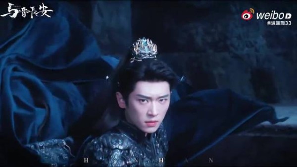 丞磊《与晋长安》多面演技获赞，眼神坐姿传递角色张力