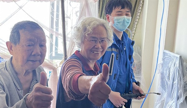老人为啄木鸟家庭维修上门清洗空调服务点赞。企业供图
