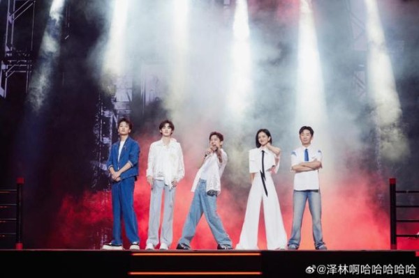 你好星期六穗克斯成团夜巅峰对决 迪丽热巴携《枭起青壤》剧组来袭
