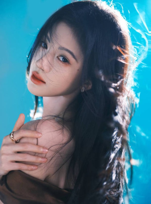 搜狐娱乐讯 8月27日，鞠婧祎一组美图释出，一袭流光抹胸裙气质出众，头发随风飞舞氛围感超绝。