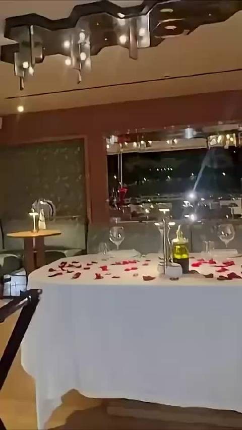 享受浪漫爱情,亚马尔与女友共进浪漫晚餐