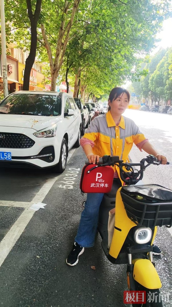 道路停车收费员携带的“武汉停车”红色应急包.jpg