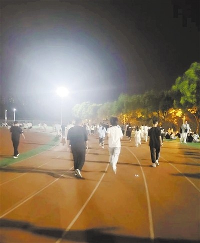市民在步道上夜跑