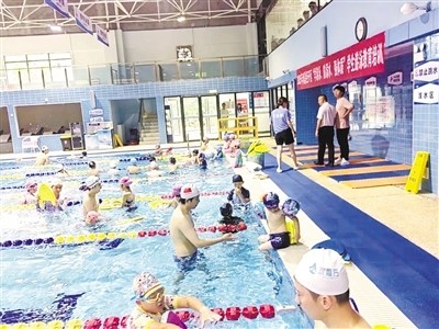 众多市民在游泳馆游泳