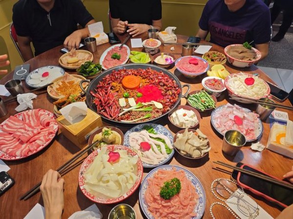 美食体验与生活：从早餐到火锅的幸福感