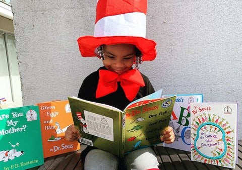孩子穿上 Dr. Suess 周的衣服并阅读 Dr. Suess 的书。