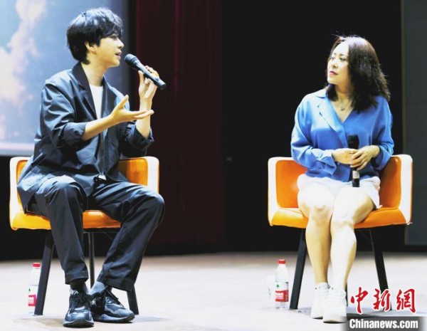 演员黄柏煊(左)与《狄仁杰之焚天异火》制片人刘艳(右)对谈。　海鸥 摄