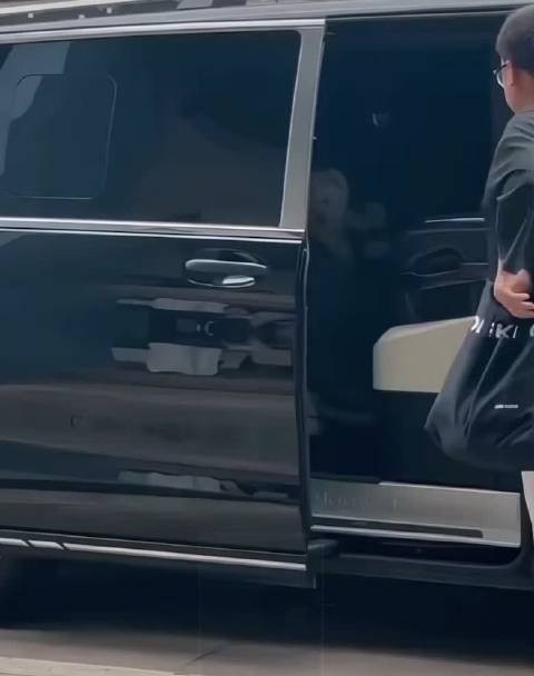 刘学义怀抱西高地犬引热议,颠覆传统宠物印象