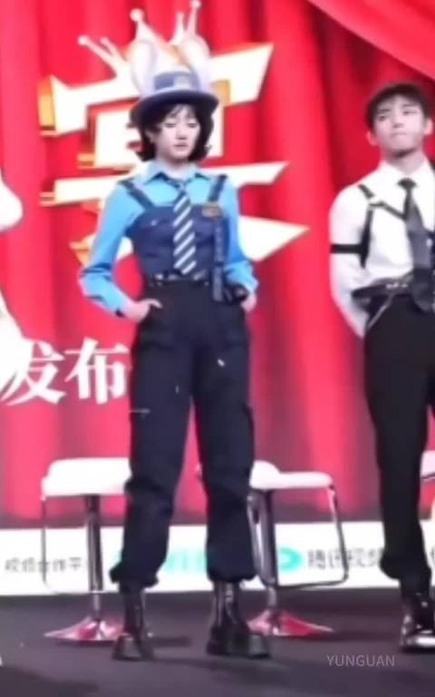 晓彤最适合拍这种的了，因为腿长