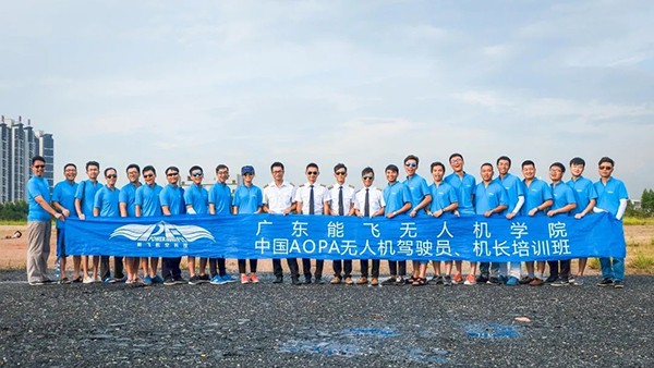 能飞无人机机长访谈陈嘉成1